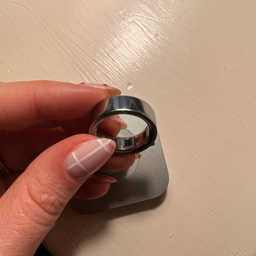 Oura  4 Silver Smart Ring size 9 with NEW charger